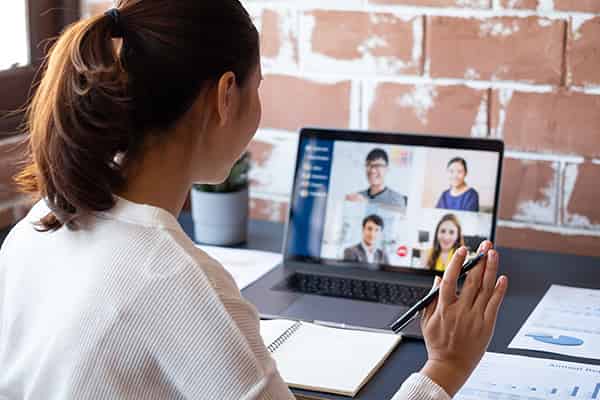 Office worker using Microsoft Teams